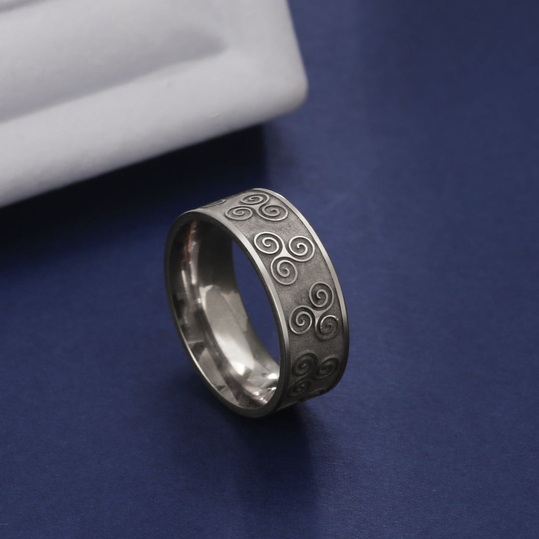 EFFENTII Spiral Triskelion Men's Ring